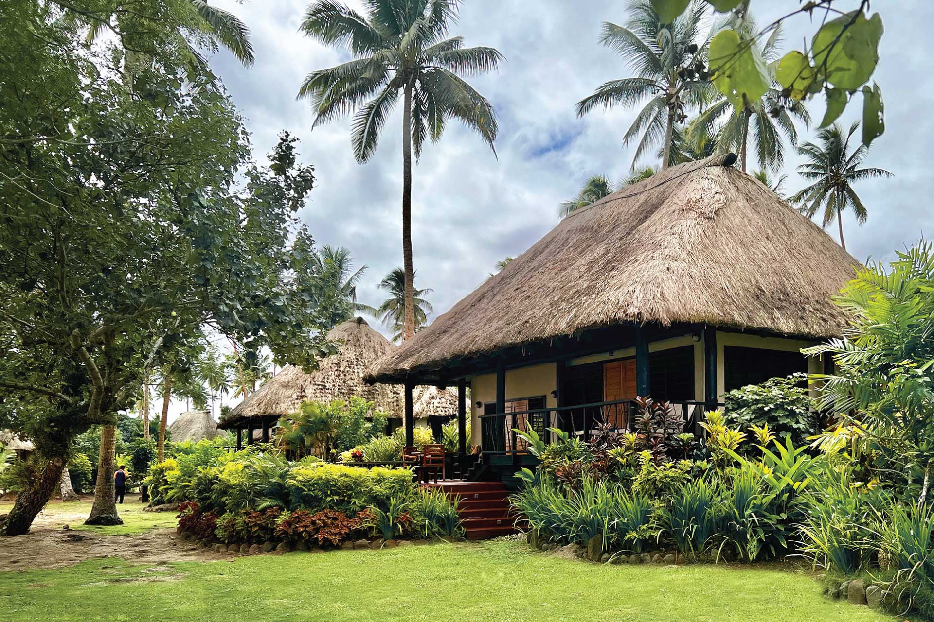 Fiji oceanfront point reef bure